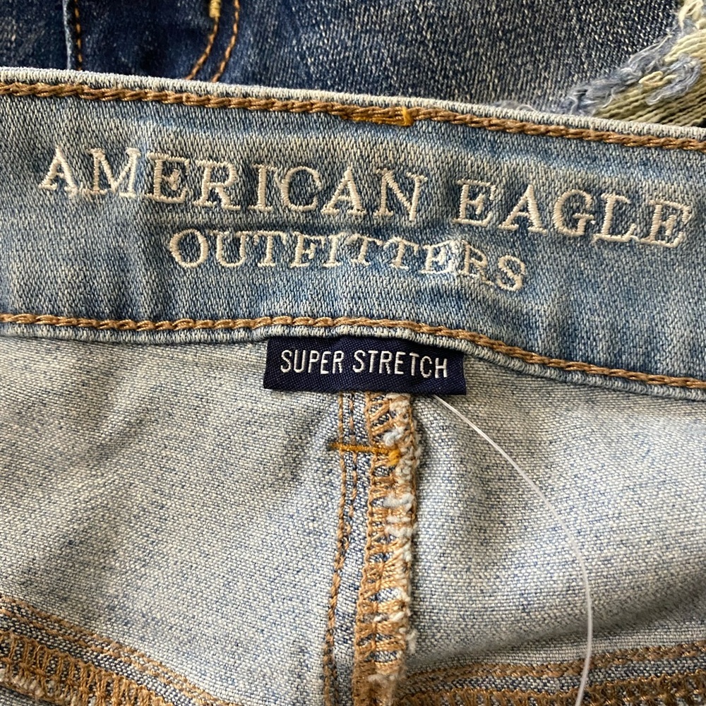 American Eagle Outfitters Light Wash Hi-Rise Shortie Distressed Fray Hem Sz 8 - Picture 8 of 9